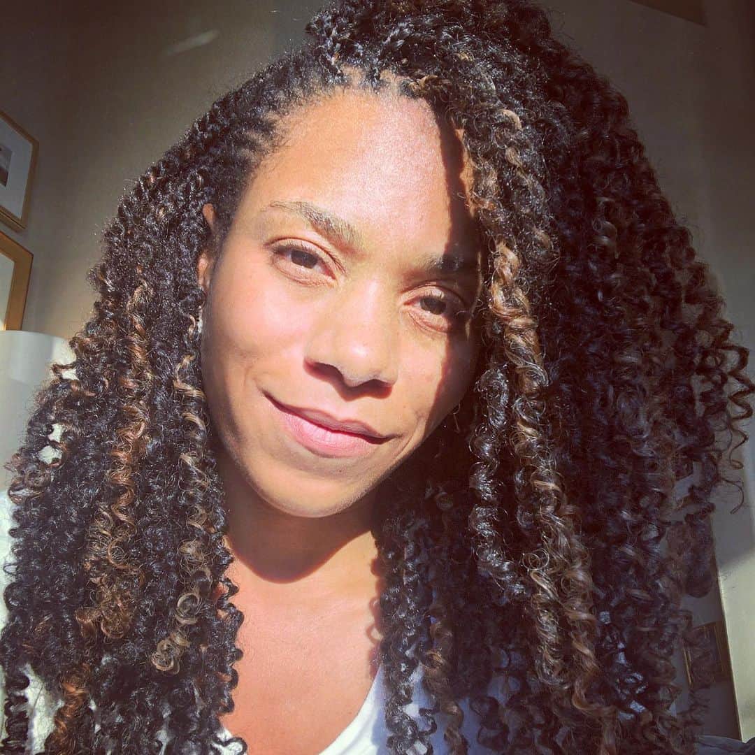 Kelly McCrearyさんのインスタグラム写真 - (Kelly McCrearyInstagram)「What a difference a decade makes. 2010 marked the start of the lowest year of my life. I felt like I was on a hamster wheel— fruitlessly running my tail off toward work, relationships, and a sense of purpose that I just couldn’t seem to grab a hold of, and repeating patterns of thinking and behavior that left me in the same place I had begun, stagnating growth in nearly every facet of my life.  By the end of that year I had decided to hit the reset button on my life by leaving everything behind and moving out of the country. I needed to slow down, detach from the identities I clung to, get still, and allow what was truly meant for me to reveal itself. To stop forcing progress by sheer will and let the universe guide me toward the right and proper path. And guided I was, through a whirlwind of excitement, adventure, love, and fulfillment beyond my wildest dreams.  Today, I bid farewell to one of the best years of my life. I spent the last day of 2019 strolling the streets of Paris with my soulmate, reflecting on the ways my heart has healed and expanded over the last decade, how much I’ve learned from each challenge, and how much more growth is possible. And I am excited for what is to come, knowing that the possibilities are endless.  Happy New Year y’all. Wishing you the very best for this decade. Dream big. Work hard. Be kind. Do right. Let’s get this. ❤️」1月1日 2時52分 - seekellymccreary