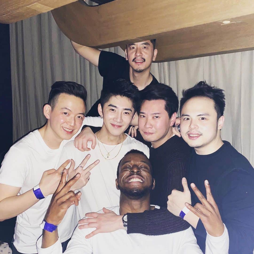 許峰（キョホウ）のインスタグラム：「2020 🍾🥂」
