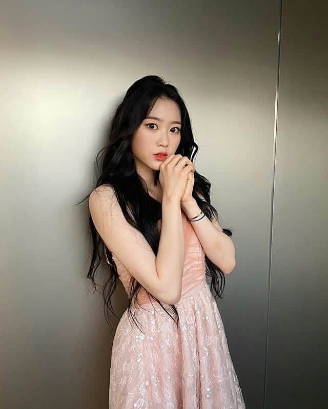 ジホのインスタグラム：「Oh My Girl - Instagram update 191231 - 오마이걸 ~ Jiho ~ 지호 (© Oh My Girl) . . Most beautiful girl on Earth 💘 . .  #jiho #kimjiho #hyojung #mimi #yooa #seunghee #binnie #arin #ohmygirl #omg #wment #miracle #지호 #김지호 #효정 #미미 #유아 #승희 #비니 #아린 #미라클 #오마이걸」