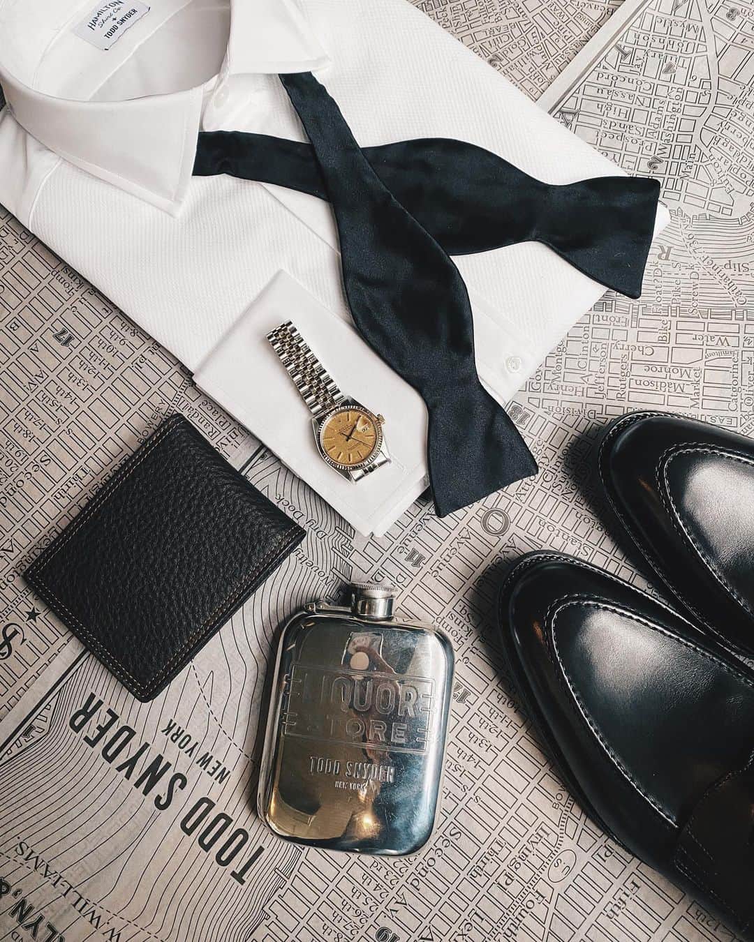 のインスタグラム：「Don’t drop the ball. Head to one of our stores to put the finishing touches on your #nyeoutfit. Check our IG stories for store hours. #toddsnyder #nye」