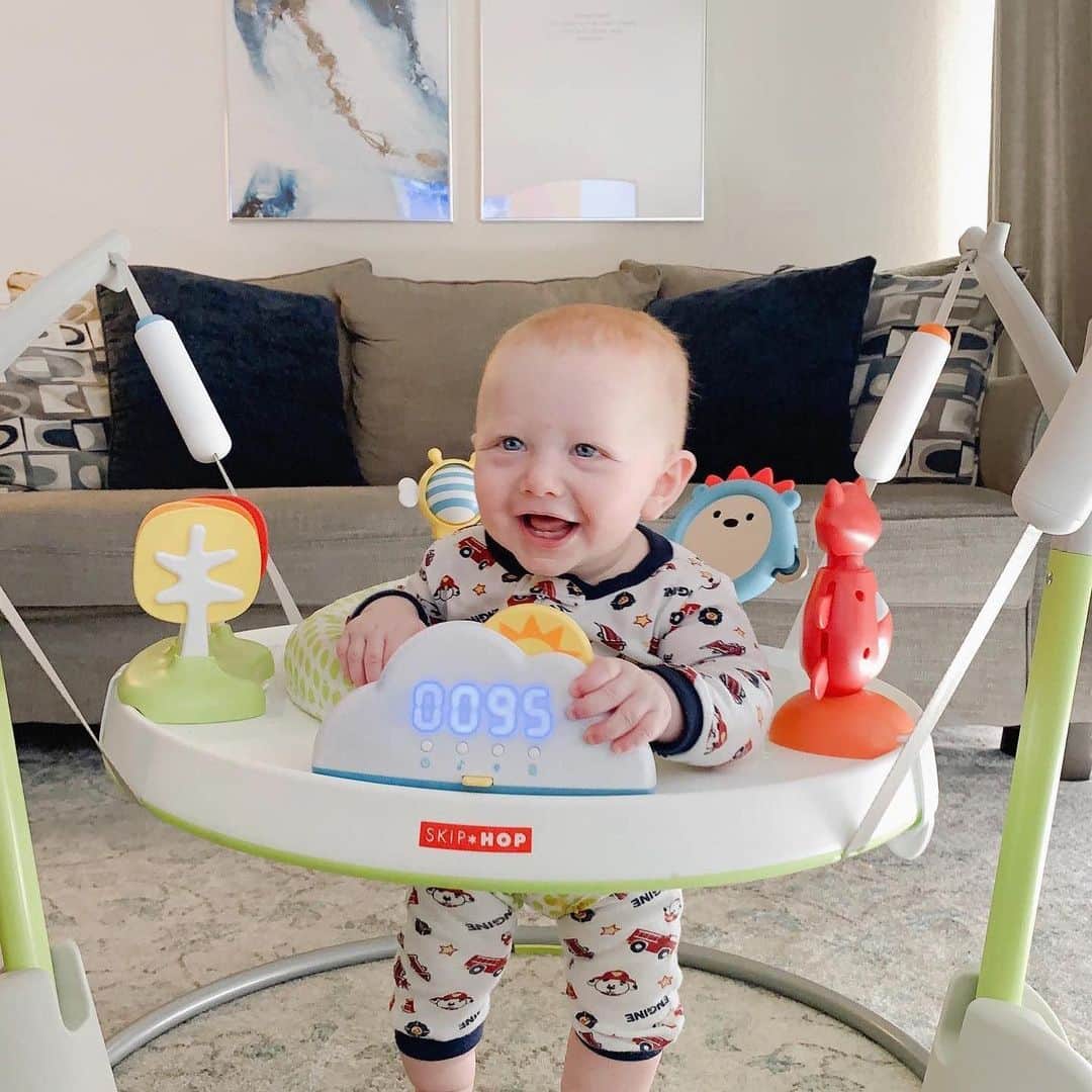 Skip Hopさんのインスタグラム写真 - (Skip HopInstagram)「Jumping into the new year like ... ⁣ Babies love our Explore & More Jumpscape Foldaway Jumper, especially when the bounce counter rewards baby with lights and music at 100-jumps! 🎉❤️ (photo via @simplymorgen) ⁣ #newyearseve #happynewyear #2020 #skiphop」1月1日 3時13分 - skiphop
