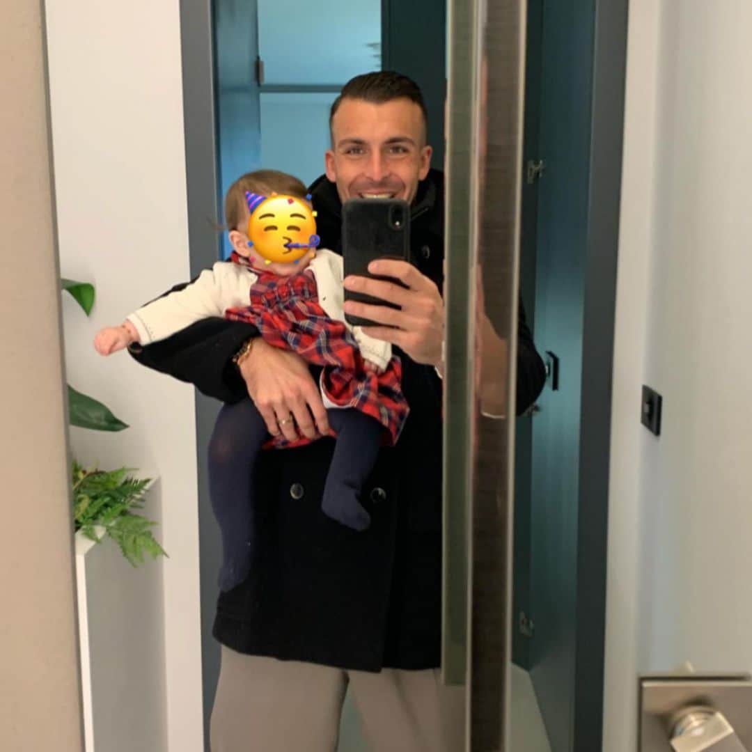 ジュリオ・ドナーティのインスタグラム：「E’ stato un anno particolare, con tante contrapposizioni.. momenti molto difficili da accettare, momenti felici, arrabbiature e stress.. ma comunque affrontandolo sempre con il sorriso, con tanta tanta determinazione e fiducia nelle persone che più mi stanno vicino i risultati finali sono molto positivi: tornare a giocare in una squadra che amo, essere circondato da amici stupendi, la casa che mi rende orgoglioso, ma soprattutto la cosa più bella che mi potesse capitare e per la quale sarò grato a questo 2019: la nascita della mia Claudia. Auguro a tutti un 2020 pieno di salute, serenità e che realizzi quanto più desideri possibili!  It has been a particular year, with many contrasts ... very difficult moments to accept, happy moments, anger and stress .. but facing it with a smile, with so much determination and trust in the people who are closest to me the final results are very positive: returning to play in a team that I love, being surrounded by wonderful friends, the house that makes me proud, but above all the most beautiful thing that could happen to me and for which I will be grateful for this 2019: the birth of my Claudia. I wish everyone a 2020 full of health, serenity and who will fulfill as many wishes as possible ❤️🍾🎉🎈💥🥳 #happynewyear #2019 #2020 #goals #love #capodanno」