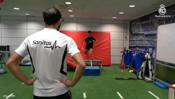 マルコ・アセンシオのインスタグラム：「Despidiendo el 2019 trabajando duro. 💥💪🏽 #MA20」