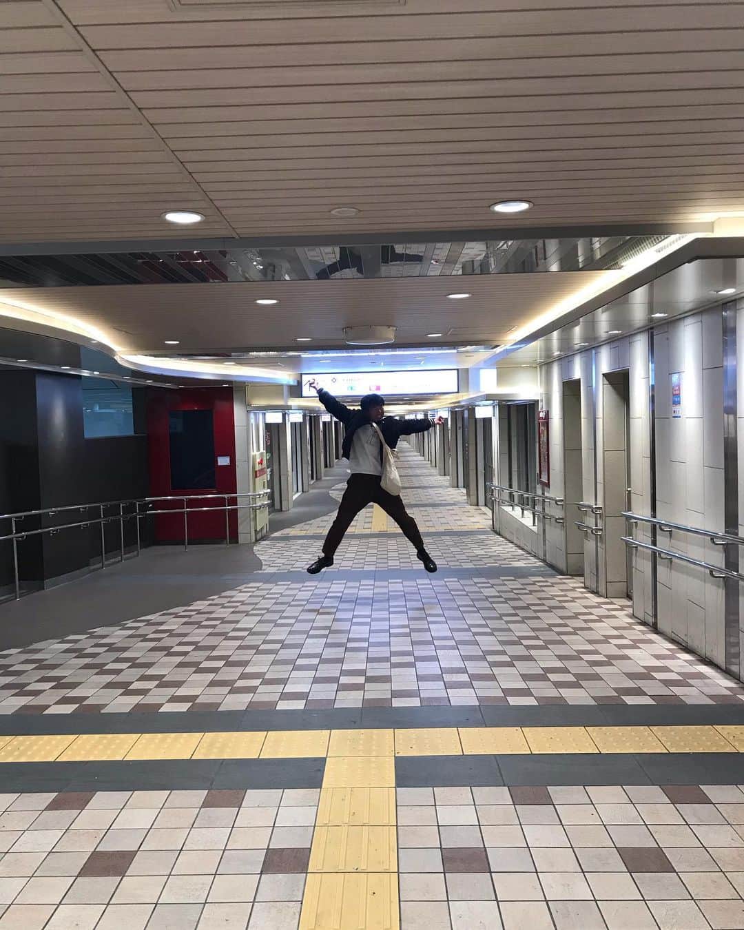 かんざきのインスタグラム：「#明けましておめでとうとございます#今年は#カウントダウン#ライブ#後#蛙亭#中野#と#グルーヴ#感じ#ました 1発目#の#インスタ#アップ #梅田#地下#人っと子1人#いない#瞬間#に#ジャンプ #良い年に#しような」