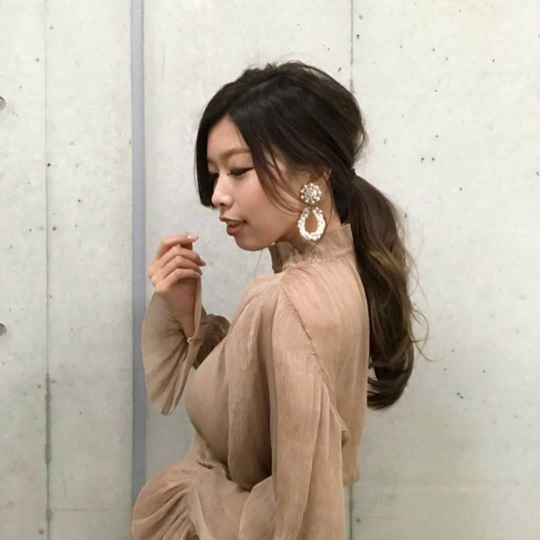 のインスタグラム：「プレゼントしていただいていた#petitpapierluxury さんのブライダルアクセサリー🌹  キラキラでかわいい🥺🥺🥺 やっぱり女子はキラキラかわいいアクセサリーつけるとテンションあがるっっ ぜひ見てみてね♡ →→@petit_papier_bridal」