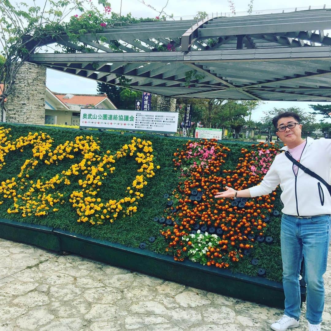 多賀公人さんのインスタグラム写真 - (多賀公人Instagram)「明けましておめでとうございます🌅本年もよろしくお願い致します‼️年越しはいつも通り沖縄です。大切な人達と新年を迎えることが出来ました。今年も頑張ります‼️ #沖縄 #新年 #2020 #happynewyear  #love #ocean #healthy #life ＃やせるぞ #多賀公人」1月1日 14時24分 - kimito_taga