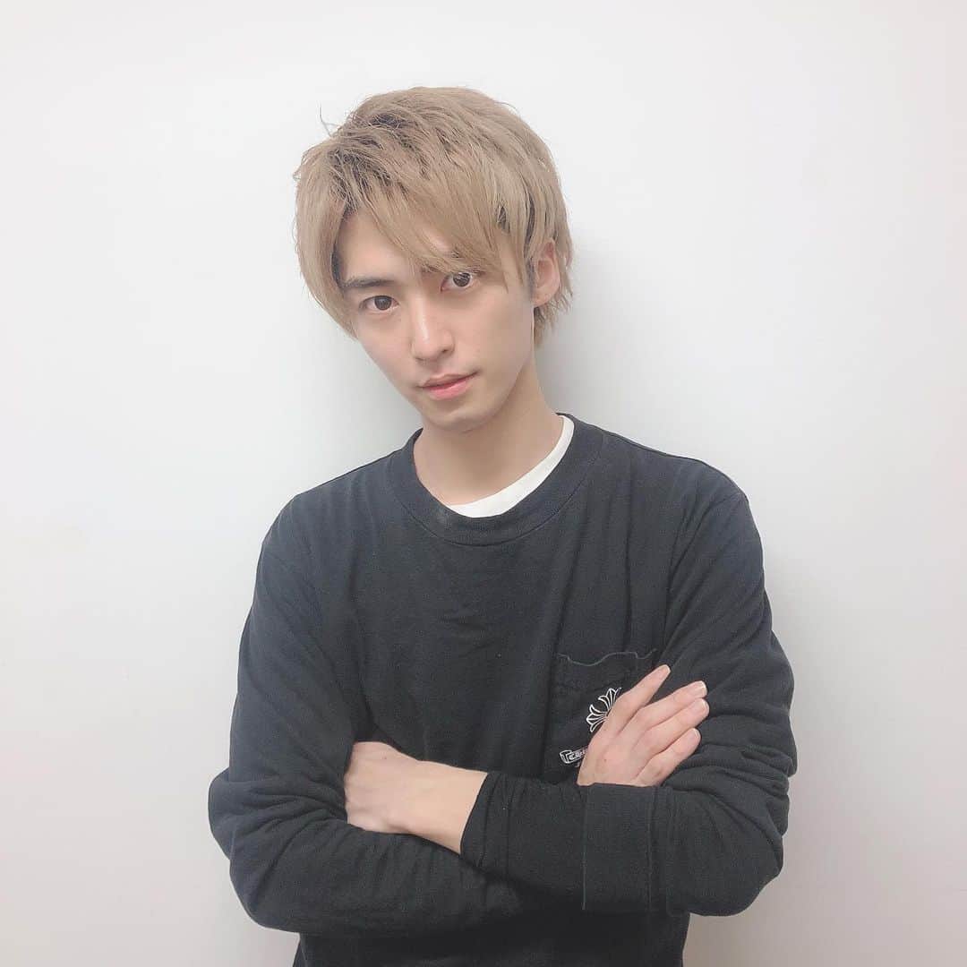 品川翔のインスタグラム：「• • • • あけましておめでとうございます🌄 2020年も皆さんに素敵な作品を届けられるように成長し続けますので応援よろしくお願いします！！！ • • • • 2019年は怒涛の1年でした。 前の事務所を退社して少しの間ですが フリーで活動をしていたのですが フリーランスってものすごく不安で 芸能に対して少し考える時がありました。 そんな時に友人に声をかけていただいて 友人の事務所に所属をしそして KYOTOSAMURAIBOYSのオーディションを 受けることになりました！！ • • • オーディションに受かって稽古が始まってから 今日まで時間が経つのがあっという間で 新しい事への挑戦、素敵な仲間たちから受ける刺激 ガムシャラに毎日を過ごしていたら2019年も終わっていました。 • • • • 2019年の一番の出来事は？ と聞かれたら真っ先に出るのが 『KYOTOSAMURAIBOYS』 のメンバーに出会えた事です！ 京都にみんなで住んでいますが 本当に家族みたいに仲が良いですし 仕事に対する熱意もものすごくあるので 僕も負けてられないし必死についていこう っていつも思います！ 自分のダメな所を指摘してくれたり 色々教えてくれたりと感謝しかないです、、、 • • • • 僕はメンバーみんなが大好きです。 そして応援してくれている皆さん いつも本当にありがとうございます😊 皆さんがいるから僕たちは頑張れます。 皆さんの声援が力になります。 いただいたお手紙などを見て ニヤニヤしてるの秘密にしておきますね笑 • • • • 2020年の品川は 圧倒的成長を宣言します。 ですのでこれからも KYOTOSAMURAIBOYSを そして品川翔を応援よろしくお願いします！！ • • • •  #instagood#actor#俳優 #hair#style#l4l #sneakers#sneakerhead #KYOTOSAMURAIBOYS #京都サムライボーイズ #KSB #品川brotherhood」
