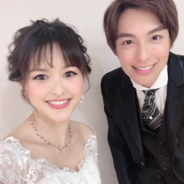 昆夏美のインスタグラム：「. 明けましておめでとうございます！ . 金沢でのカウントダウンコンサートにて 新年をステージ上で迎えるという 貴重なありがたい経験をさせていただき、 金沢の美味しい海の幸もいただき 良い新年が迎えられました。 . 今年もよろしくお願い致します☺️ . #2枚目はあのポーズ #海宝直人 #昆夏美」