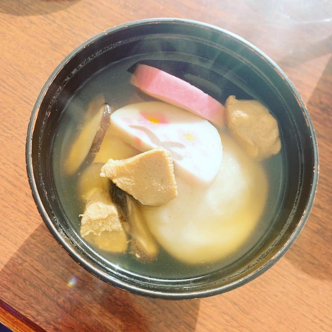 綾瀬るいのインスタグラム：「明けましておめでとうございます🎍 昨年は、とにかく悩んで悩んで苦労した1年だった気がします😅 今年は、いい年になるように頑張ろうと思います(´ω｀) 皆さま、よいお正月を〜✨ それにしても、正月休みあるの久々過ぎる(*´꒳`*) 何年振りや…  #中洲 #中洲キャバ嬢 #中洲キャバクラ #クラブ #club#水商売 #キャバクラ #キャバ嬢 #お雑煮 #お正月 #休み #今年もよろしくお願いします」