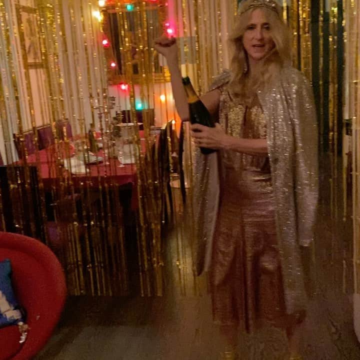 ナネットレポーのインスタグラム：「Here’s to Two thousand and twenty times better! #HappyNewYear 🥂」