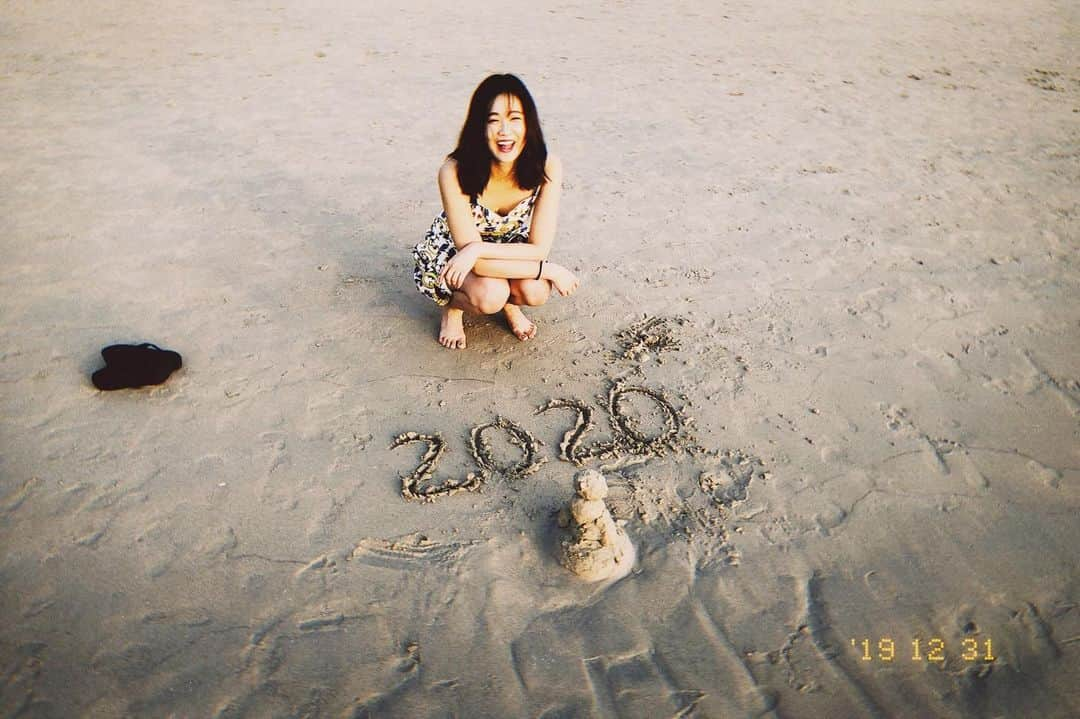 谷川りさこさんのインスタグラム写真 - (谷川りさこInstagram)「Happy new year 2020 あけましておめでとうございます⛩ 今年もよろしくお願いします！ #happynewyear  #2020 #パトンビーチ #最高の幕開け #みんなにとってhappyな一年になりますように #オリンピック」1月1日 13時00分 - risakoko