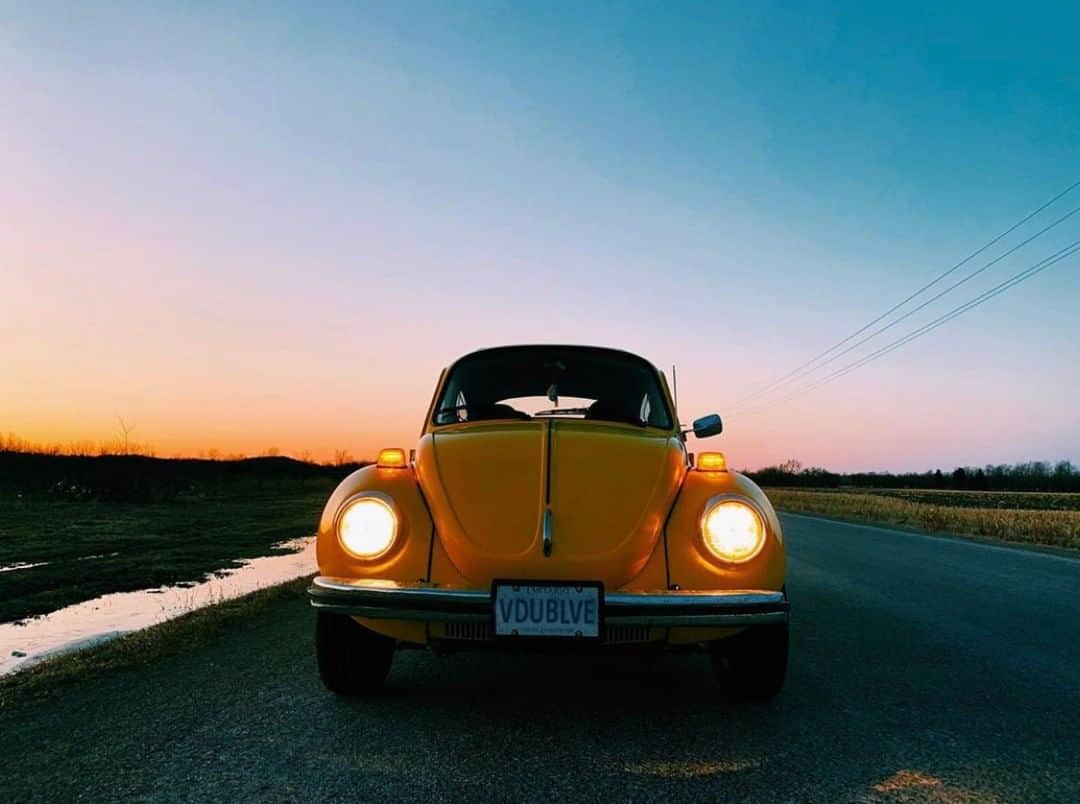 Volkswagen USAさんのインスタグラム写真 - (Volkswagen USAInstagram)「So many adventures in my little bug and so many more to come. @vw wanted to say goodbye to the beetle but I never will. 💛 (o\_!_/o) - @jess.k.cook⠀⠀⠀⠀⠀⠀⠀⠀⠀ ⠀⠀⠀⠀⠀⠀⠀⠀⠀ The end of the decade marks the end of an era. We're saying goodbye to the Beetle with the help of VW fans across the country. (12/12) #TheLastMile」1月1日 13時00分 - vw