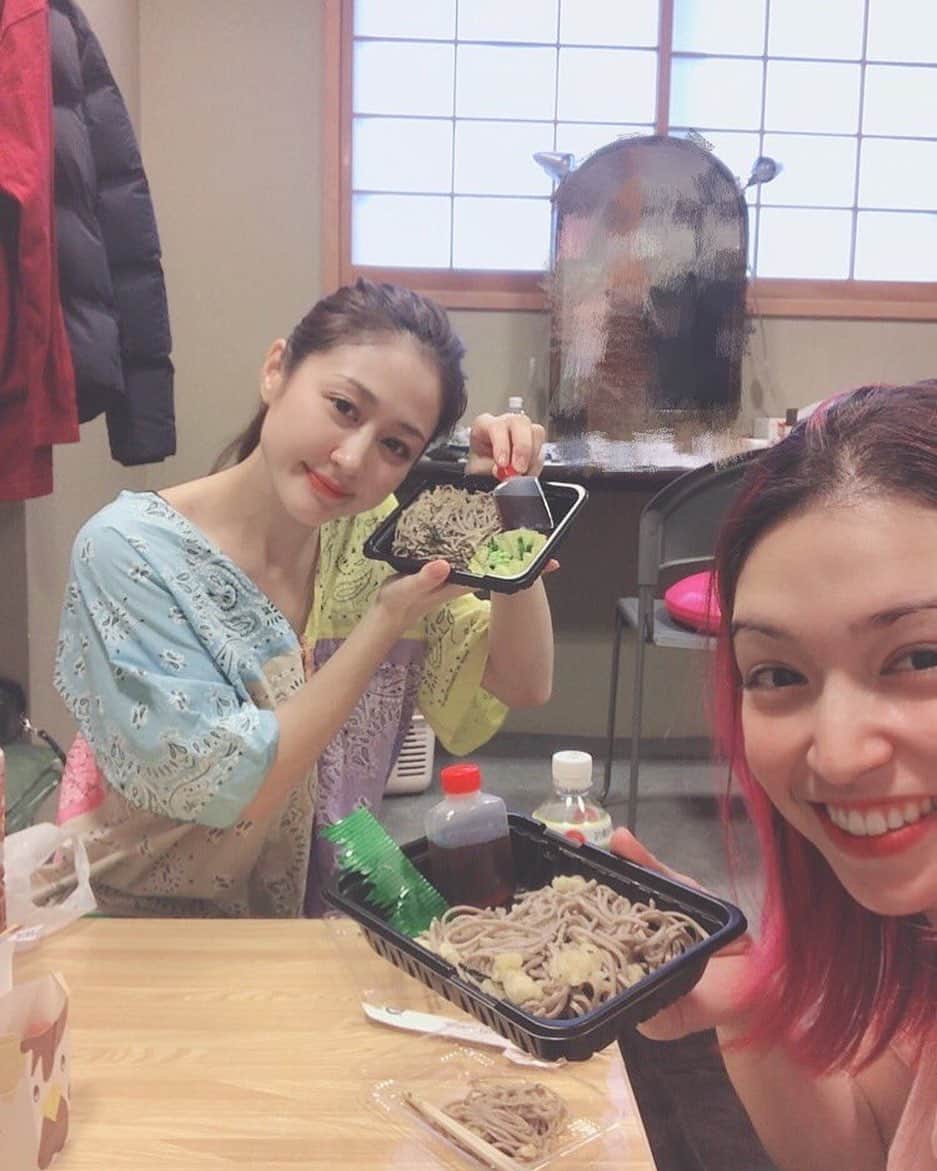 のインスタグラム：「あけましておめでとうございます🌅 大晦日は楽屋でまりかと年越し蕎麦♪ 厄年とは思えないぐらい充実した2019年を過ごすことが出来ました。 そして本日、#ダンスオブヴァンパイア 初博多座さんにて元旦初日公演に出演致します。 心から感謝の気持ちでいっぱいです！ 2020年もどうぞよろしくお願い致します。」