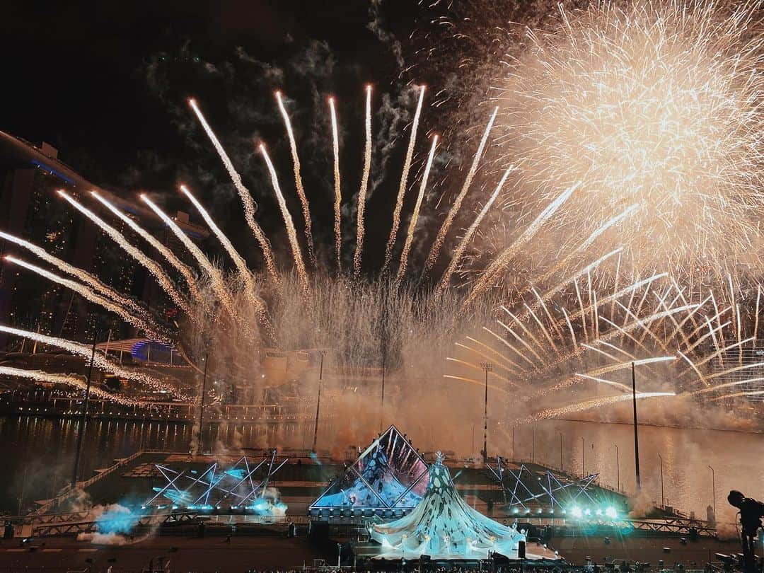 荻原桃子さんのインスタグラム写真 - (荻原桃子Instagram)「HAPPY NEW YEAR 2020  今年もシンガポールの STAR ISLAND にてカウントダウンを過ごしました🎆  いつもよりかなりスペシャル感増したSTAR ISLAND  EITOもドローンの鳥を見ては プラキオザウルスだぁ！と 大興奮だったんだけど  後半力尽きて今年もカウントダウンは夢の中😂  まぁ仕方ない  お陰で後半ゆっくり楽しめました♡  2020東京オリンピックが発表されたテレビを当時彼だった旦那と見た時は  2020かぁ、まだまだだなぁなんて思っていたけどあっという間にやってきたー🥺  今年は楽しみな1年です  皆様今年もよろしくお願いします  #2020 #happynewyear2020  #starisland  #starislandsg  @starisland_world」1月1日 13時01分 - momokoogihara