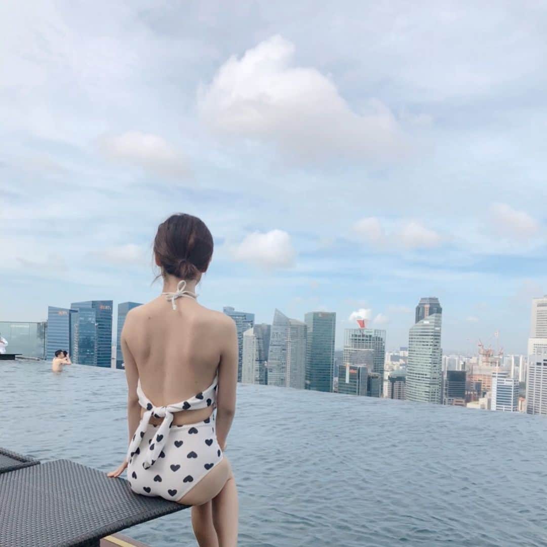 河村美咲さんのインスタグラム写真 - (河村美咲Instagram)「あけましておめでとうございます🎍☀︎ 今年の年越しはシンガポールで過ごしました🌴✈️ 行きたかったマリーナベイサンズのプール入ってきたけど水冷たすぎた😂😂 2020素敵な年にしよーぜーー！😎 ㅤㅤㅤ #MarinaBaySands #2020 #happynewyear」1月1日 13時07分 - misaki_haaan
