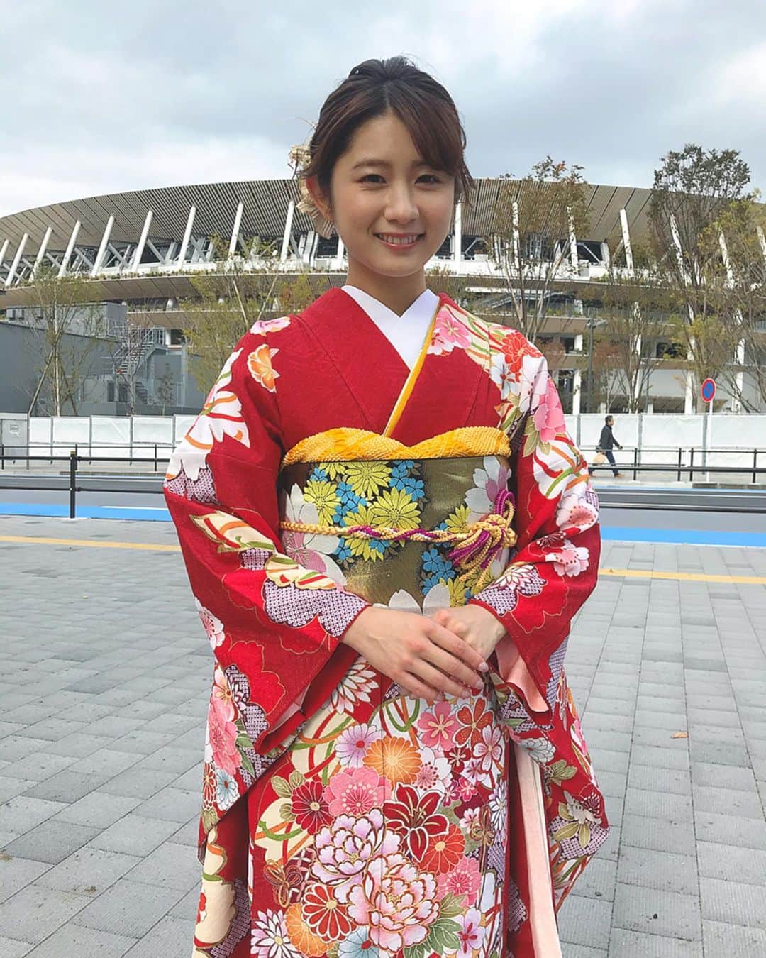 尾島早都樹のインスタグラム：「#あけましておめでとうございます🎍 . #2020年  今年もどうぞよろしくお願いいたします☺️ . . そして、2020年といえば！やっぱり！ #東京五輪 #パラリンピック イヤー！ . きょう元日 午後４時半から 『GOLD２０２０🥇東京へ 〜開幕まで205日〜』 が放送です！ . 私は番組ナビゲーターとして 一スポーツ記者として 番組に携わらせていただきました🎤👘！ . 出場が期待される注目の県関係選手や 五輪の新会場など １時間たっぷりご紹介します！ ぜひご覧ください❣️ . 一生に一度であろう大切な１年。 精一杯盛り上げていくぞーー！！ . #チューリップテレビ #アナウンサー #スポーツ  #GOLD #東京2020 #五輪 #富山から世界へ #国立競技場 #おじ４変化」