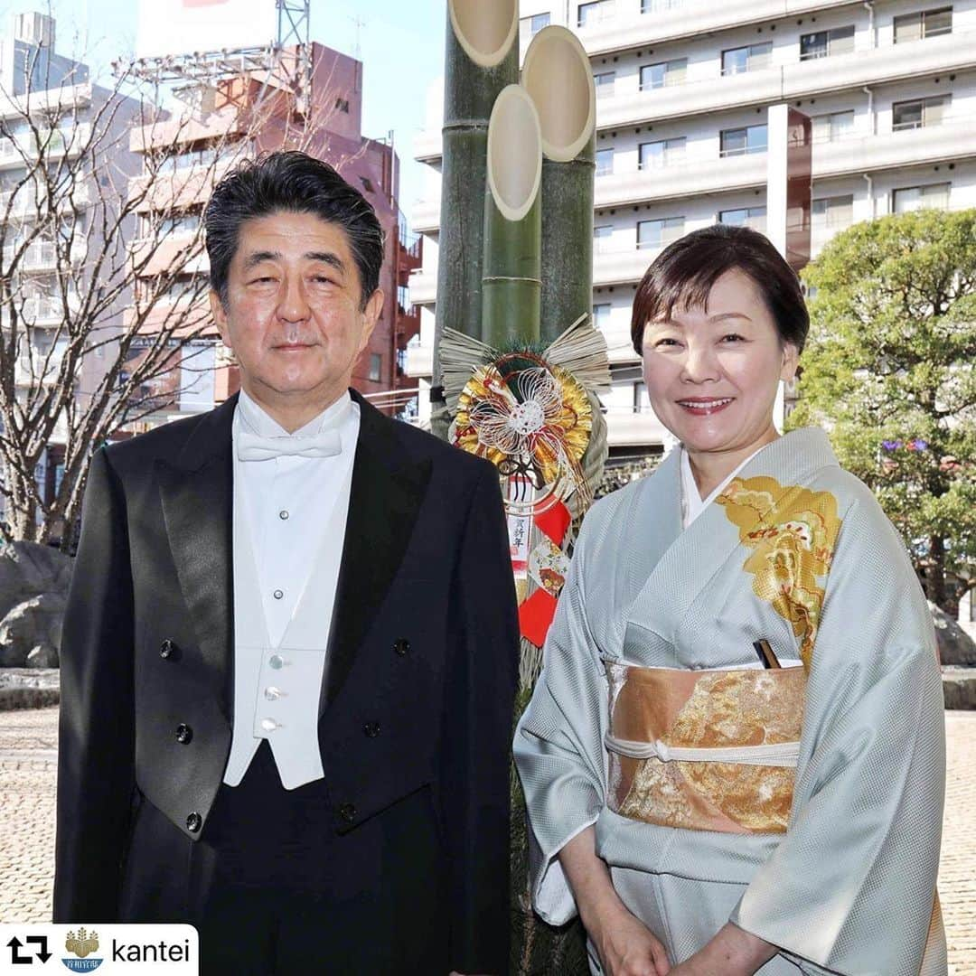 安倍晋三さんのインスタグラム写真 - (安倍晋三Instagram)「あけましておめでとうございます。 皇居で執り行われた新年祝賀の儀に参列し、天皇皇后両陛下のご健康とご皇室の弥栄をお祈りいたしました。 令和二年が皆様にとりまして、そして日本国にとりまして、素晴らしい年になりますことを心からお祈り申し上げます。 . #あけましておめでとうございます #令和2年 #happynewyear #🇯🇵 @shinzoabe @akieabe」1月1日 13時28分 - shinzoabe