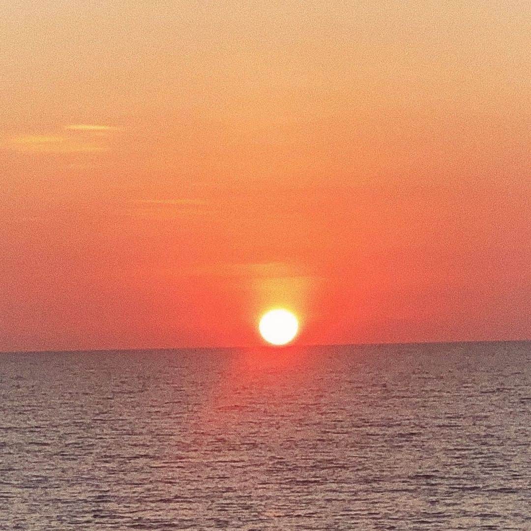 ジュリア バレットのインスタグラム：「Thankful for the year it has been. It was a year of courage, strength and most of all bravery. Life has proven, yet again, that the sun always rises. Feeling really optimistic about 2020.  Love and light. 🌅」