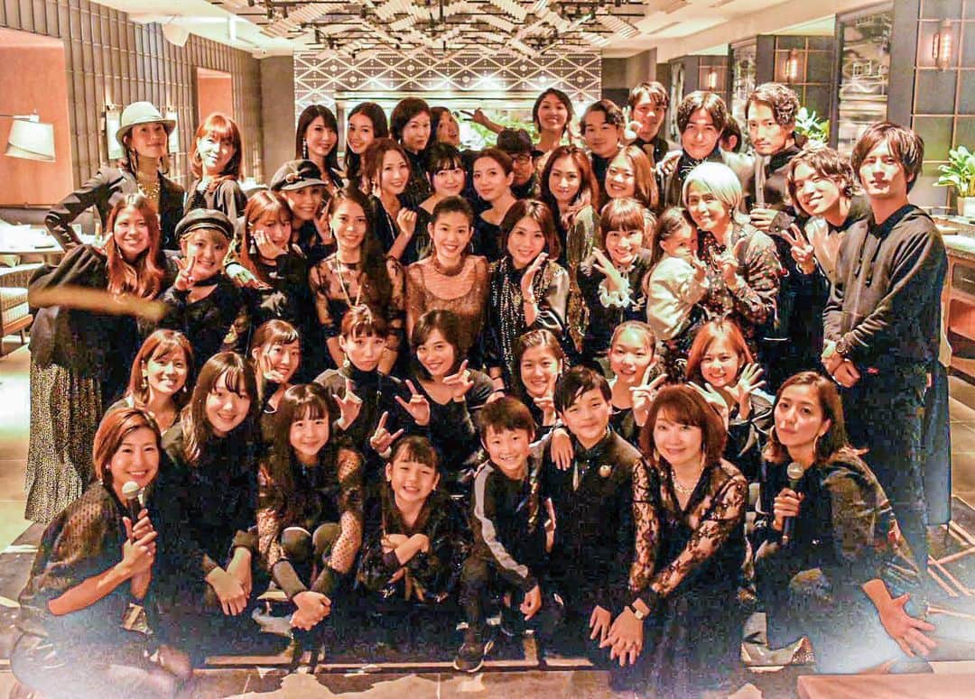 安陪恭加のインスタグラム：「あけましておめでとうございます☺️ 今年もよろしくお願いします🙇‍♀️ 新年早々ではありますが、、、 1つ、ご報告があります。  私安陪恭加は、大学を卒業し4月から東京で活動することにしました。  それに伴い、現在お世話になっているOFFIFE NOIR を3月いっぱいで離れることになりました。  そして、SHOWROOMの配信も、3月いっぱいで終了することとなりました。  約5年半お世話になったNOIRも、約3年間毎日色んな方とお話できたSHOWROOMも、どちらも思い出がありすぎて寂しい気持ちでいっぱいですが、新しい場所でも頑張っていきたいと思います☺️ そして、まだ詳細は未定ではいますが、3月29日 に最後のファンミーティングが開催されます😊  最後に、色んな方にお会いできるの楽しみにしています😳  詳細がわかり次第、また報告させて頂きます！  4月まで残り3ヶ月。 東京に行く準備や、今しか出来ない事をしかっかりやって行こうと思います😊  NOIRのみなさん、5年半大変お世話になりました。 SHOWROOMを見て下さってる方々、たくさんの応援を本当にありがとうございました。 私は本当に幸せです🥺  3月末まで、よろしくお願いします😊」