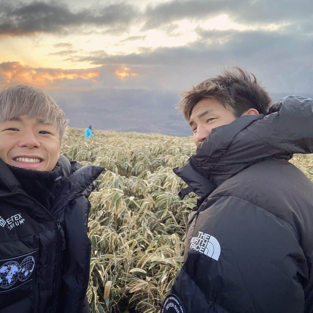 武尊さんのインスタグラム写真 - (武尊Instagram)「今年もダイヤモンド富士見れた🏔 毎年げん担ぎで登るようになって今年で5年目。 今年が1番綺麗に見えた！ 2020年は過去最高の年にする。 #ダイヤモンド富士 #元旦 #2020年  いつもありがとう🙏 @shintaro.matsukura」1月1日 13時23分 - k1takeru