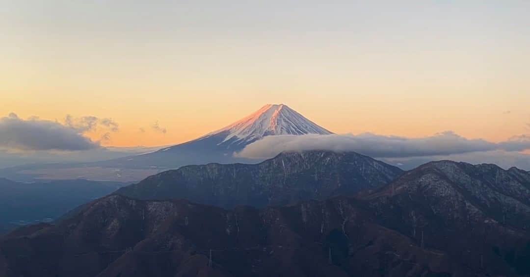 The Japan Timesさんのインスタグラム写真 - (The Japan TimesInstagram)「New day, new decade: The first sunrise of 2020, seen from Takigoyama in Yamanashi Prefecture, with Mount Fuji in the distance. 📸 : Oscar Boyd @oscar.boyd . . . . . . .  #happynewyear #firstsunrise #sun #mountains #takigoyama #mountfuji #fujiyama #fujisan #滝子山 #富士山 #富士 #初日の出 #太陽 #山 #japan #新年」1月1日 13時30分 - thejapantimes