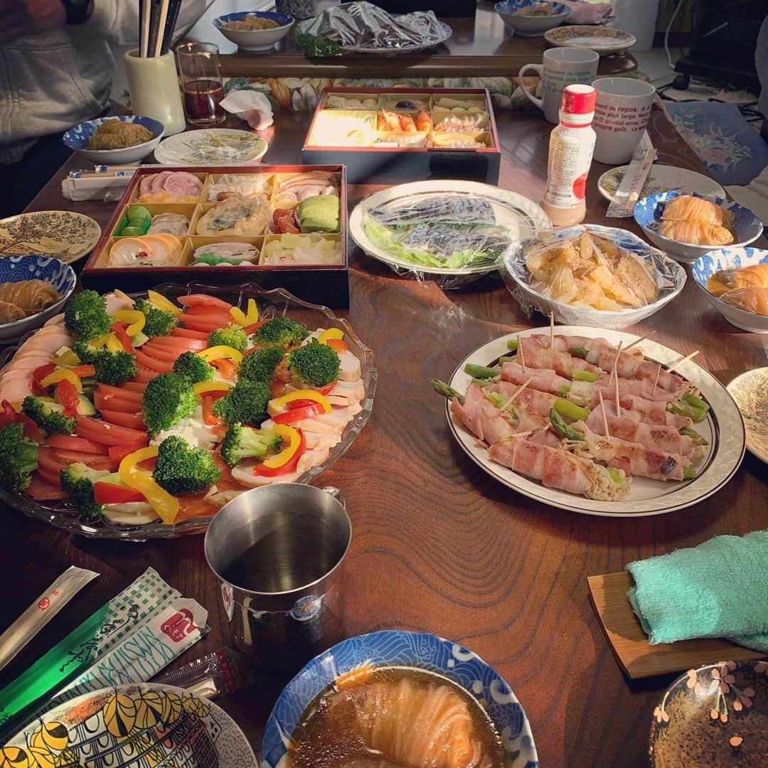 のインスタグラム：「今年のおせちシリーズ✨ 去年は出来なかったから1年ぶりの復活！ 毎年毎年頑張って準備してくれるおばあちゃんにほんまに感謝です。当たり前じゃないから噛み締めていただきます💪 今年は1月からイベント出演にVR映画の撮影と充実した日々になりそうです。 ご一緒させていただく皆さんどうかよろしくお願いします！ いつも応援してくれる皆んなに良い報告が出きますように。 #おせち #おせちシリーズ #お餅は2個まで」