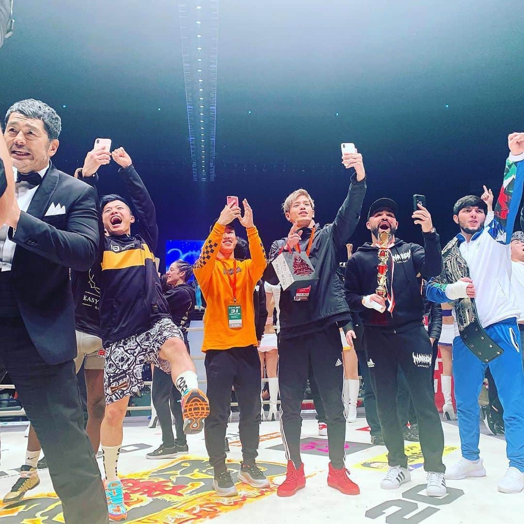 のインスタグラム：「あけましておめでとうございます🎍 今年もよろしくお願いします！ この写真良いな😆 #RIZIN20 #ハッピーニューイヤー」