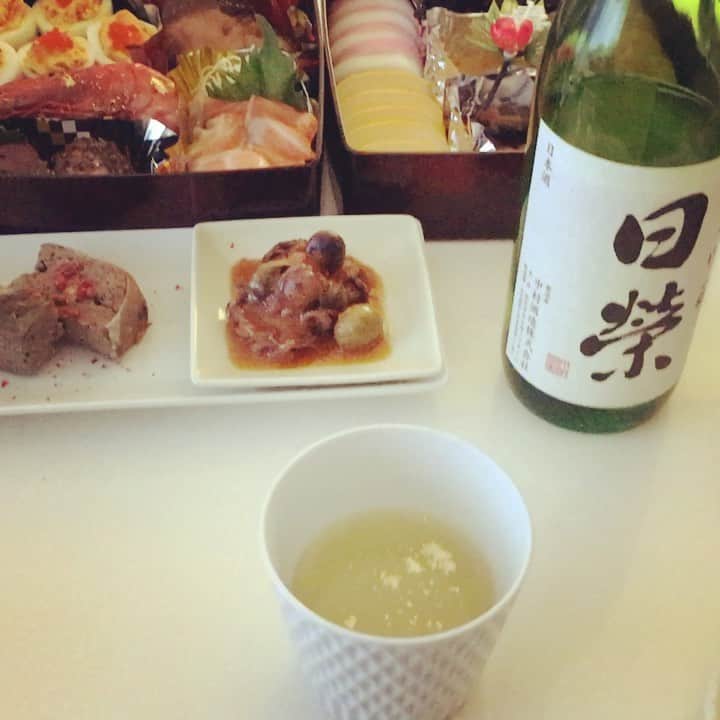 azumiのインスタグラム：「あけましておめでとうございます⛩ #金箔 #おせち#日本酒 #なかなか割れない #あずみメシ」