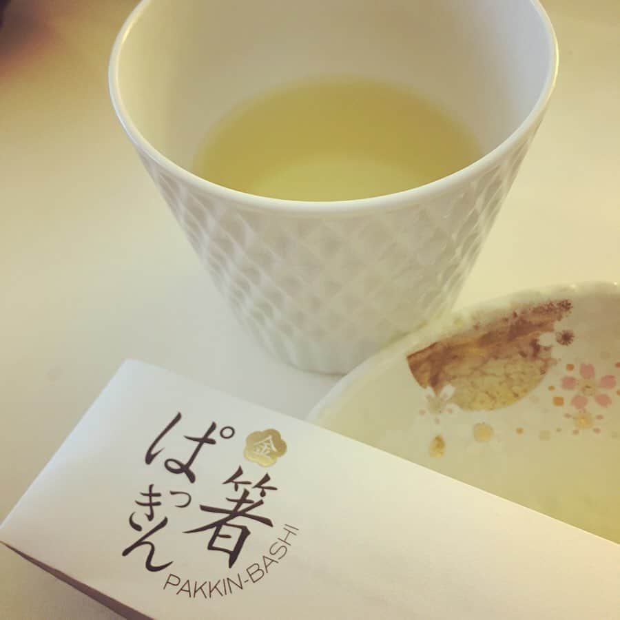 azumiさんのインスタグラム写真 - (azumiInstagram)「あけましておめでとうございます⛩ #金箔 #おせち#日本酒 #なかなか割れない #あずみメシ」1月1日 13時35分 - xx_azumi_xx