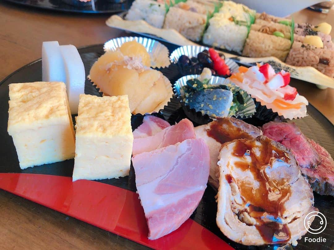野崎鮎のインスタグラム：「新年明けました🎍✨ 本年もよろしくお願いします🙇‍♀️ #新年 #喪中につきおめでとうは言えません #今年もよろしくお願いします ♡ #2020 #ねずみ年 #おせち #実家」