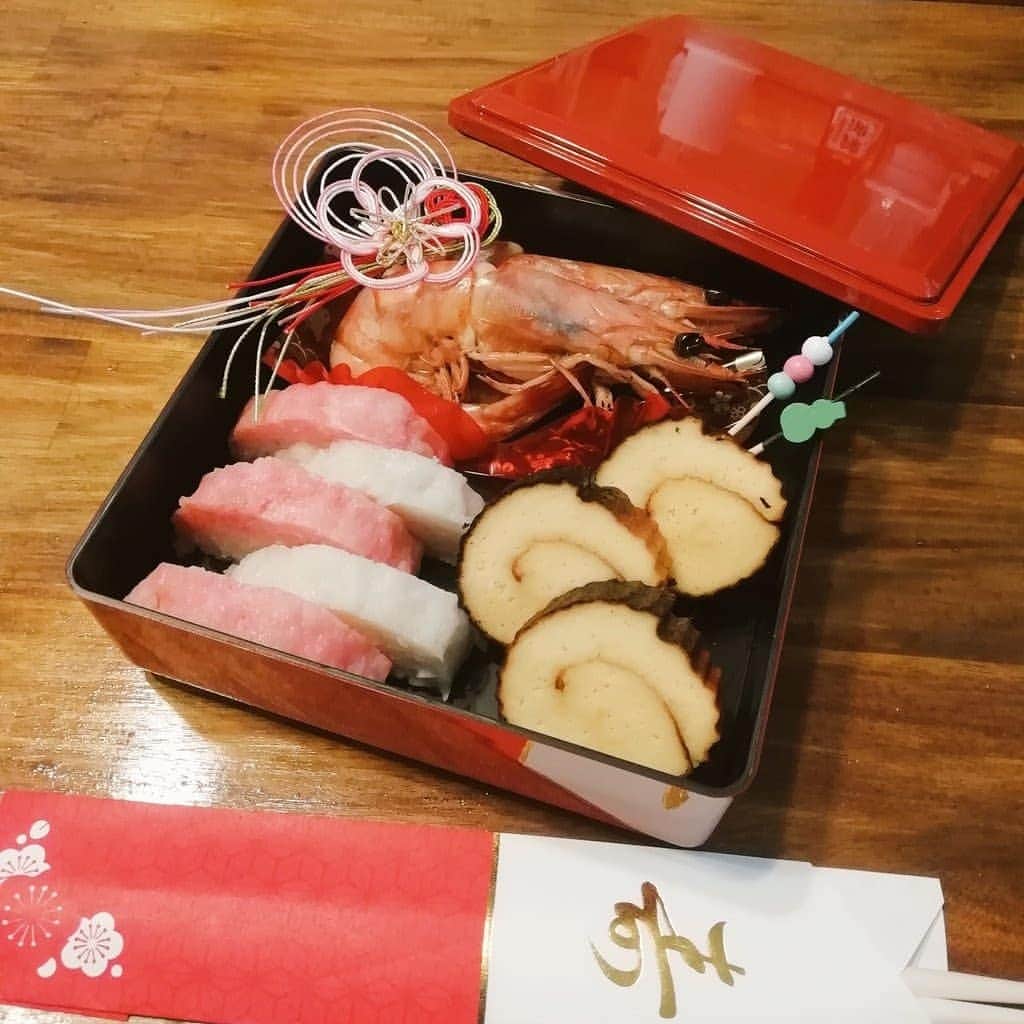 鈴木奈都さんのインスタグラム写真 - (鈴木奈都Instagram)「明けましておめでとうございます！本年もよろしくお願い致します。 おせち初めて一から手作りしてみましたが、一の重で終了となりました。来年リベンジ！ #魚料理 #おせち #手作り」1月1日 13時39分 - suzukinatsu