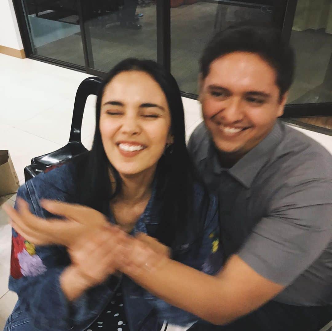 ローレン・ヤングのインスタグラム：「Couldn’t have done 2019 without these two!!!!! I’m so happy we moved in together, fought to make us closer, fixed our finances (lol), were more honest with one another and loved each other so much more this year!! From being the closest when we were little kids, to being distant in our teens/early twenties, and to being a family again in our late twenties. Our family may be small but our love for each other goes beyond borders!!!! Bye this message is too cheesy now and the series of photos happened in 3 seconds so you can actually see how gulo we are together. HNY FROM THE YOUNGZZZZZZZ🤩」