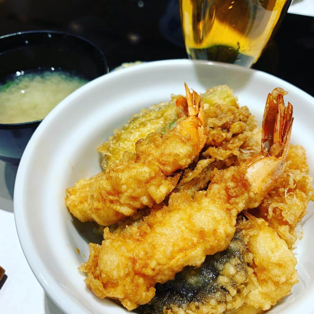 梅津有希子さんのインスタグラム写真 - (梅津有希子Instagram)「羽田空港ごはん。「天政」の天丼・ごはん少なめ。ここ空いてていいなー。空港混んでるけどすぐ入れた。第2ターミナル。さて搭乗。千歳行き、予定通り飛ぶみたいでよかった😀　#羽田空港 #天ぷら #天政 #tempura」1月1日 13時50分 - y_umetsu