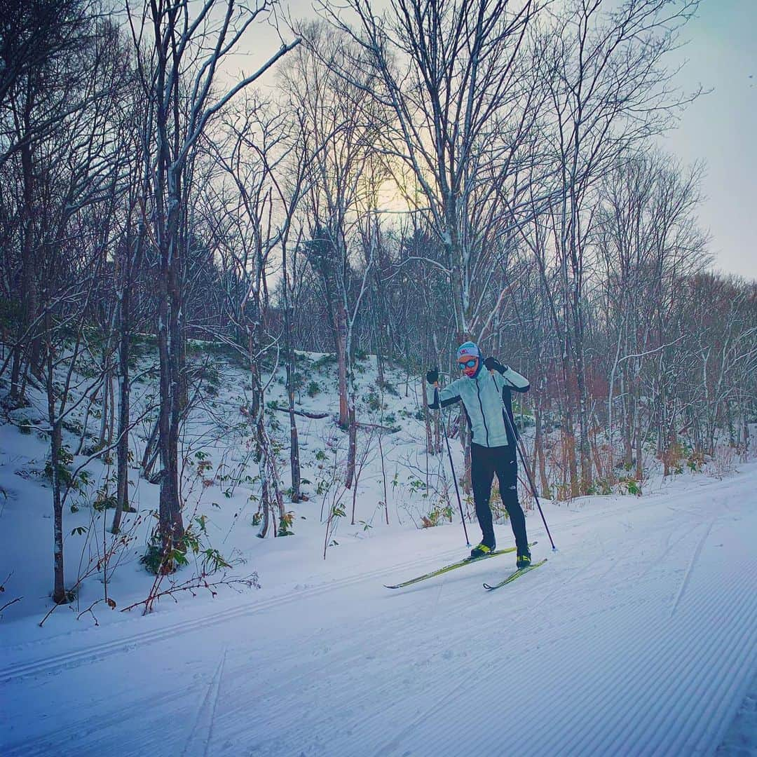 渡部暁斗さんのインスタグラム写真 - (渡部暁斗Instagram)「First day of new year started as usual with skis. I wish you will have a great year🤞#happynewyear #2020 #firstonfirst #livetoski #fischerski #swixsport #oakley #goldwin #poc #バスクリン #アミノバイタル」1月1日 13時51分 - wtbakt