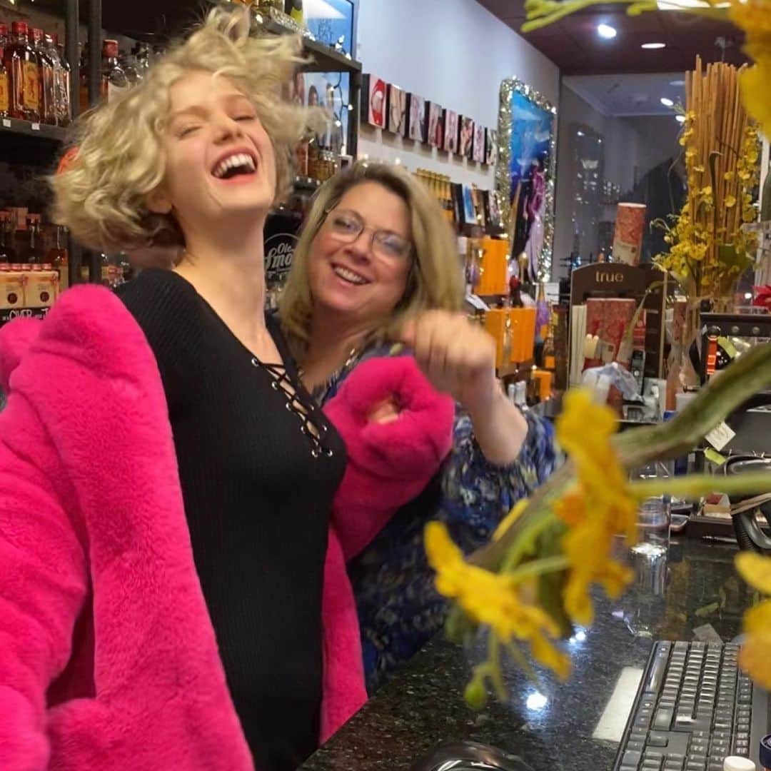 のインスタグラム：「‪Dancing into the New Year at my other job...working with my mom at our family’s shop!! Wishing everybody a healthy & love-filled new year💕🎶💞💝🥰🎉💘 #2020 #thelittlethings #newyear #happynewyear #love #live #celebrate #happy #smile #friends #family #immigrantbusiness #music #passion #lifestyle #living #colorful #fun #sing #positive #goodvibes #community #home #heart #winter #party #fashion #pink #instagood #instadaily」