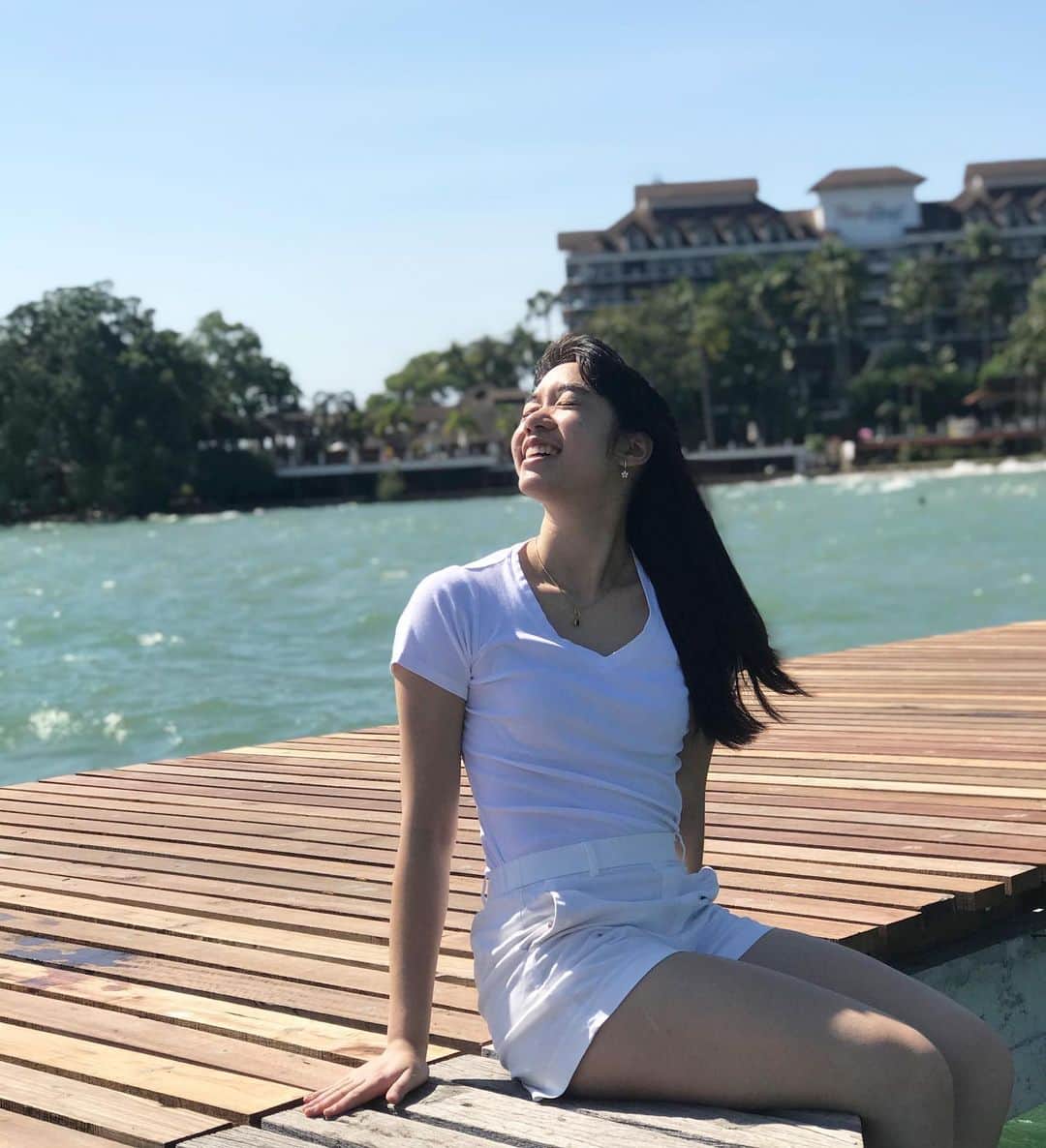 のインスタグラム：「🌊 More smiles and laughter like this with my favorite people in 2020 😄 #สู้ลมไม่เท่าสู้คลื่น #กว่าจะได้รูปนี้มาแม่เกือบตกทะเล 📸: Mom👩‍👧」
