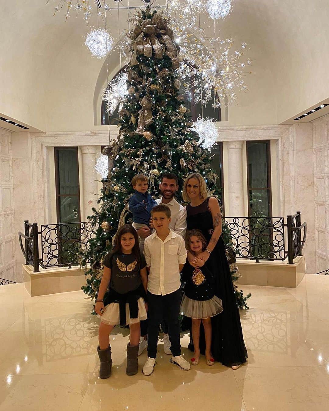 アントニオ・ノチェリーノのインスタグラム：「Happy new year 🎆🎈🎊 2020」
