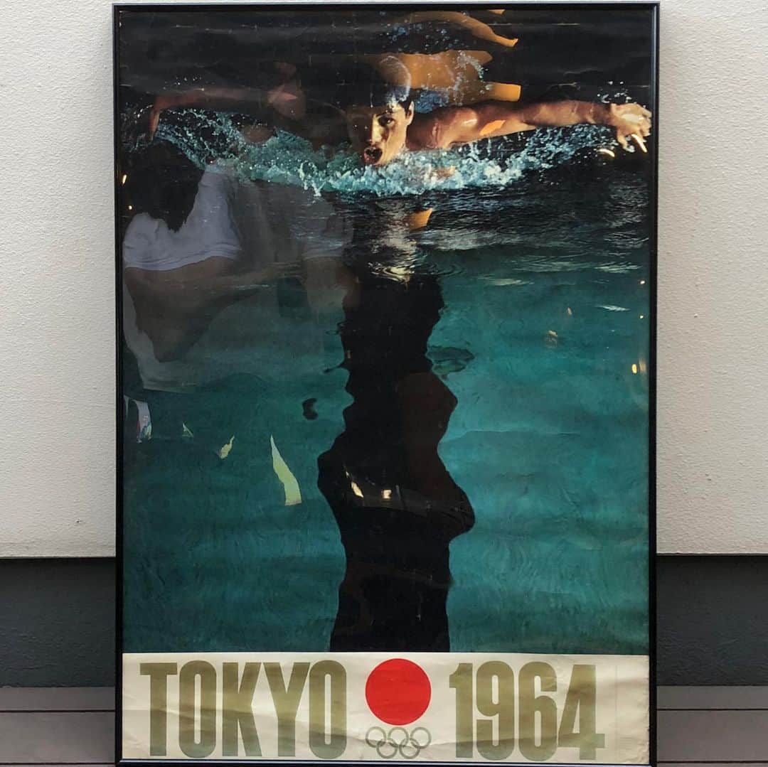 田中知之さんのインスタグラム写真 - (田中知之Instagram)「明けましておめでとうございます。56年ぶりの東京開催ということで前回東京オリンピックのポスター3種を額装してみました。今年の東京開催に関しては色んな意見がありますが、ひとつ間違いないのは、56年前の亀倉雄策のデザインが素晴らしいということ。時代を超越するしなやかさが備わっている。私も時代に囚われず、しなやかな音楽を生み出していきたいなぁと改めて。今年はここ数年じっくり作ってきたニューアルバムもリリースします。引き続き宜しくお願いいたします。  #東京オリンピック1964  #亀倉雄策  #vintageposter  #ropeo #schnauzer  #fpm #fantasticplasticmachine」1月1日 14時08分 - tomoyukitanaka