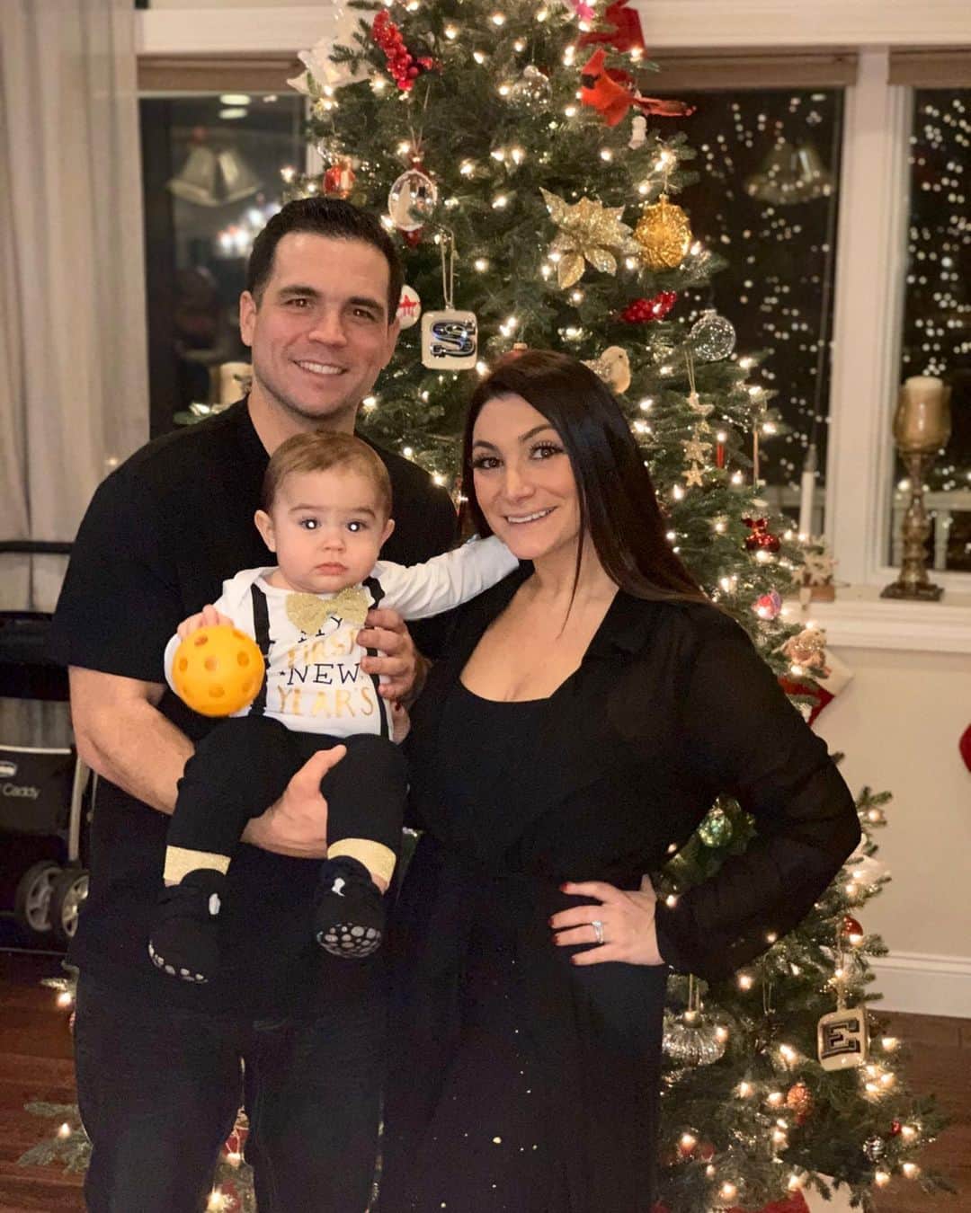 ディーナ・ニコール・コルテーゼのインスタグラム：「Happy New Years from my family to yours ❤️❤️」
