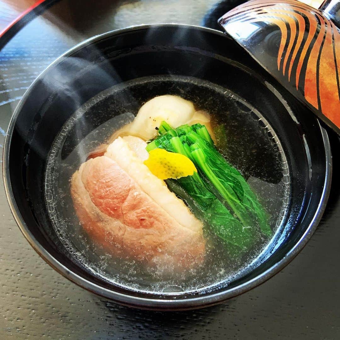 志摩有子さんのインスタグラム写真 - (志摩有子Instagram)「お雑煮は鴨と小松菜でシンプルに。 お餅は土楽窯　@dorakugama  のお餅つきで頂いてきたもの。おつゆに鴨の脂がキラキラ。美味しくておかわり。 #お雑煮 #お雑煮2020」1月1日 14時11分 - ariko418