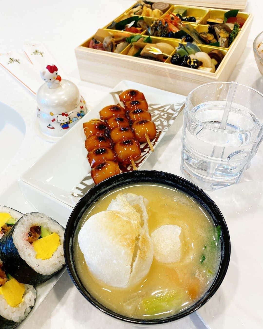 SHINOさんのインスタグラム写真 - (SHINOInstagram)「あけましておめでとうございます🎍㊗️ #おせち #石和川　さんの #おせちおいしいです #お雑煮　は #白味噌仕立てです #パパと長女の大好きなみたらし #いただきます #今年もよろしくお願いします #食べ物多めのインスタですがよろしくお願いします #キティちゃんの鏡餅 #2020年もよろしくお願いします」1月1日 14時14分 - shino0605
