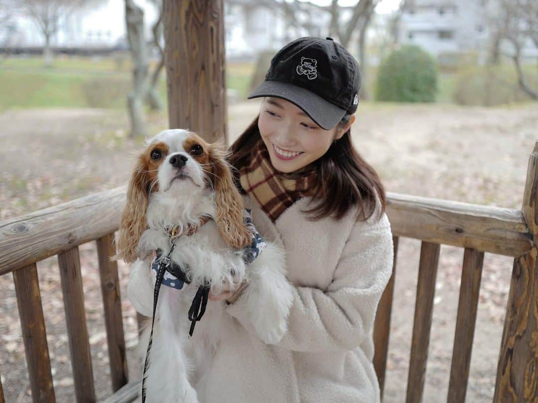 末井櫻子のインスタグラム：「Happy New Year 🐭🧀 ． ． 明けましておめでとうございます🎍 ． ． 昨年はテレビドラマの出演や念願の地元広島でのイベントMCなど、充実した一年でした🎤✨ ． またプライベートでも沢山の出会いと経験がありました🤝 ． 2020年は、そんな充実した昨年を超えるくらいもっとHappyな一年にしたいと思います😸✌🏻 ． ． そして年末年始はもちろん実家で過ごしております🍊 愛犬ダニエルとずーっと一緒です🐶笑 ． ． それでは皆さん！ 本年も宜しくお願い致します🐭🌸 ． ． ． #いつもいいねコメントありがとうございます😊 #今年も良いお知らせが沢山できるよう頑張ります💪🏻 #2020 #happynewyear  #謹賀新年 #子年🐭 #明けましておめでとうございます  #広島 #キャバリア」