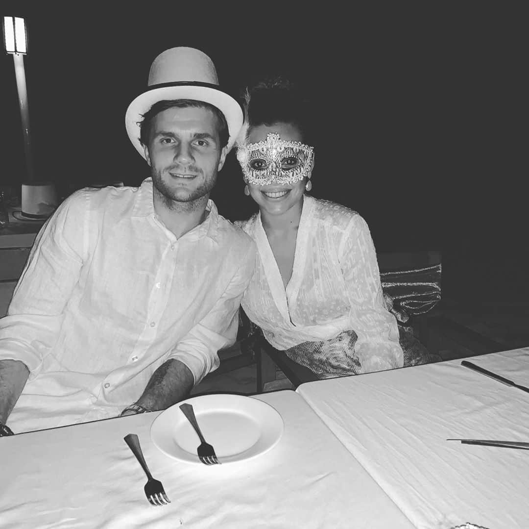 ペルパリム・ヘテマイのインスタグラム：「Gezuar vitin e Ri🥂」