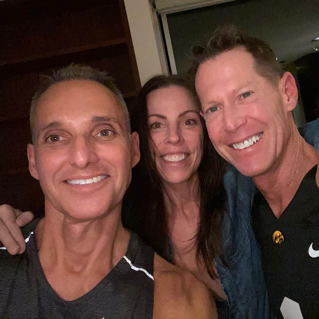 カレンザンボスビンテージクチュールのインスタグラム：「Heading into 2020 in the best way! #bff’s #2020 #cleansing #laughter #home」