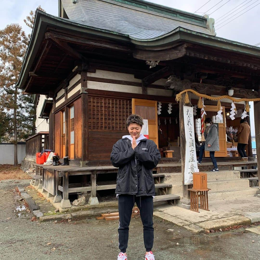 横山雄哉のインスタグラム：「あけましておめでとうございます㊗️ 今年は応援してくださる方、 家族！親族の人！ファンの人！ のためにも頑張ります！  あと、 今年はファンサービスを しっかり行います！ こんな育成になった僕なんかに 声をかけてくれたり、 差し入れをくれたり、 手紙をくれたり、 正直嬉しかったので、 そんな人を大切にしたいと思いました しっかり僕でよければ ファンサービスしますー🙋‍♂️ 今年も応援 よろしくお願いします！⚾️ #八坂神社 #ocean風 #手合わせ」