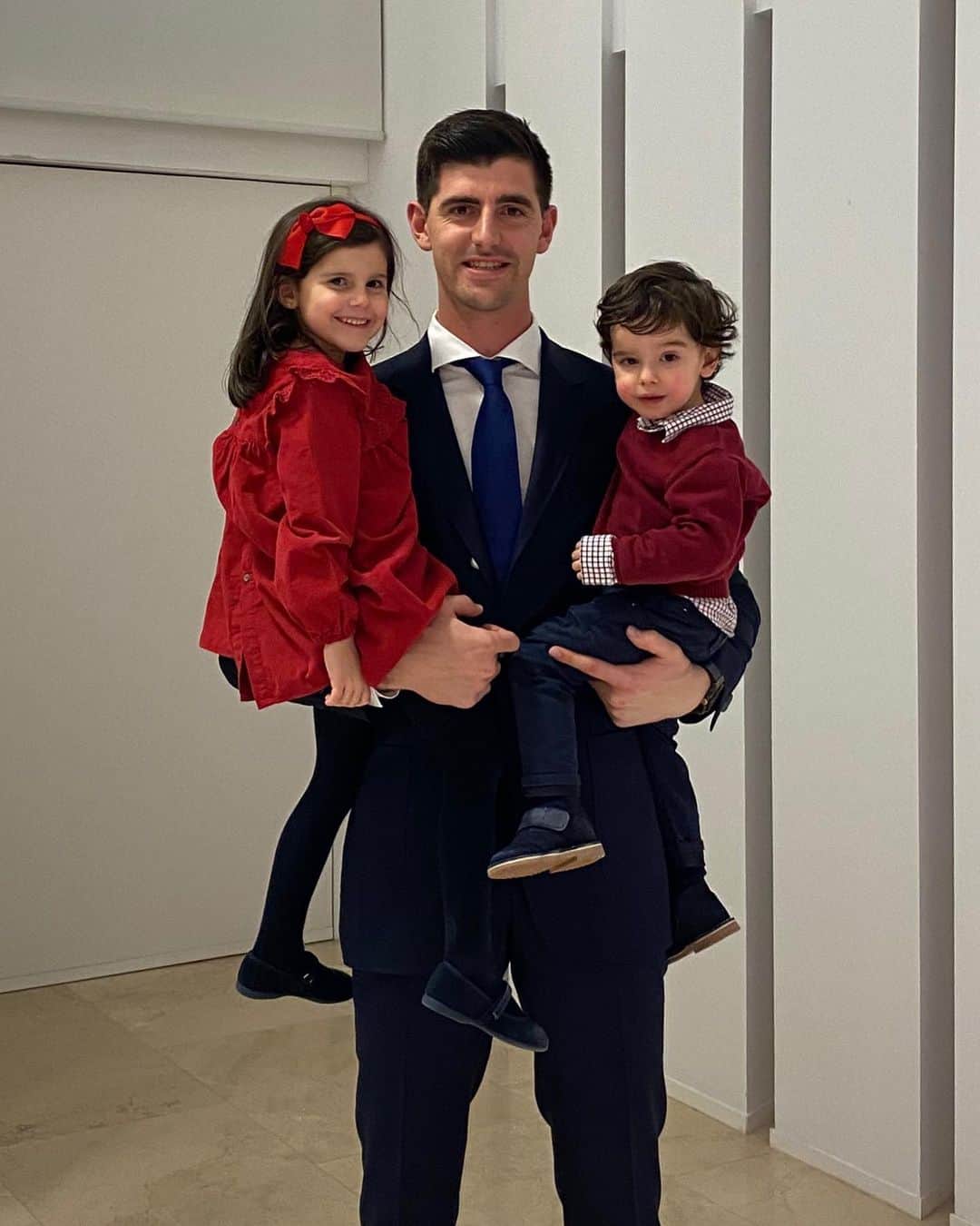 ティボ・クルトゥワのインスタグラム：「Feliz año 2020 a todos! 👨‍👧‍👦❤️🥂」