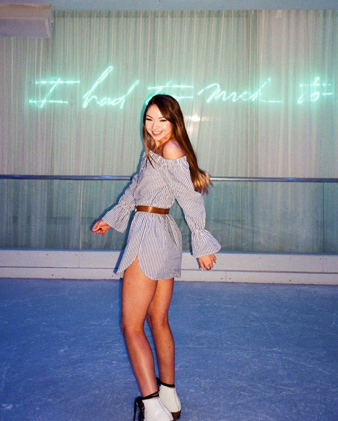 Meredith Fosterさんのインスタグラム写真 - (Meredith FosterInstagram)「Nye plans: watch season 2 of You, take a bath, and pour myself a glass of champagne 👩🏻‍💻🛁🥂🎉」1月1日 5時23分 - meredithfoster
