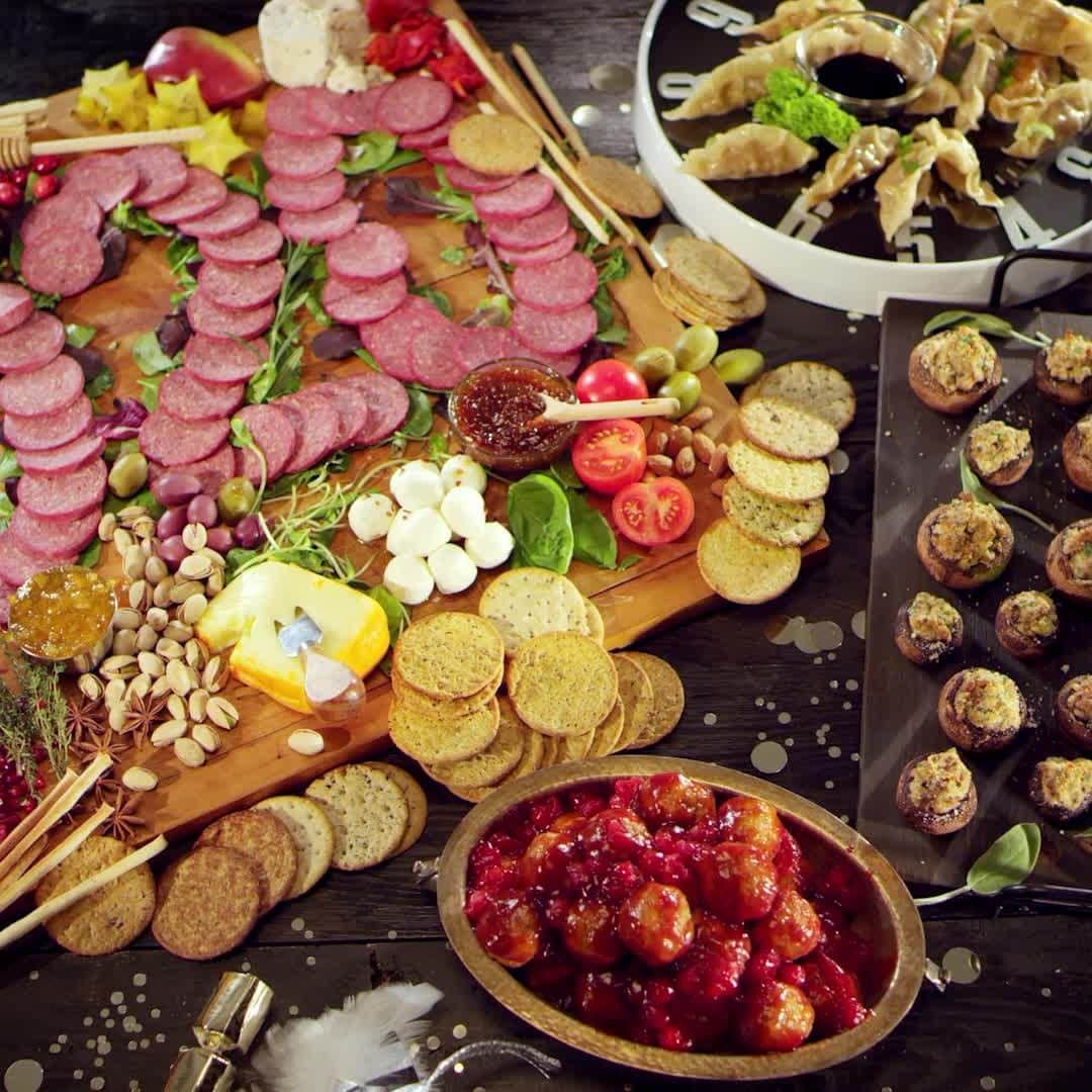 ジョンソンヴィルのインスタグラム：「May the #NewYear be filled with family, friends, and plenty of flavor. Happy 2020, sausage fans! 🥂🌭」