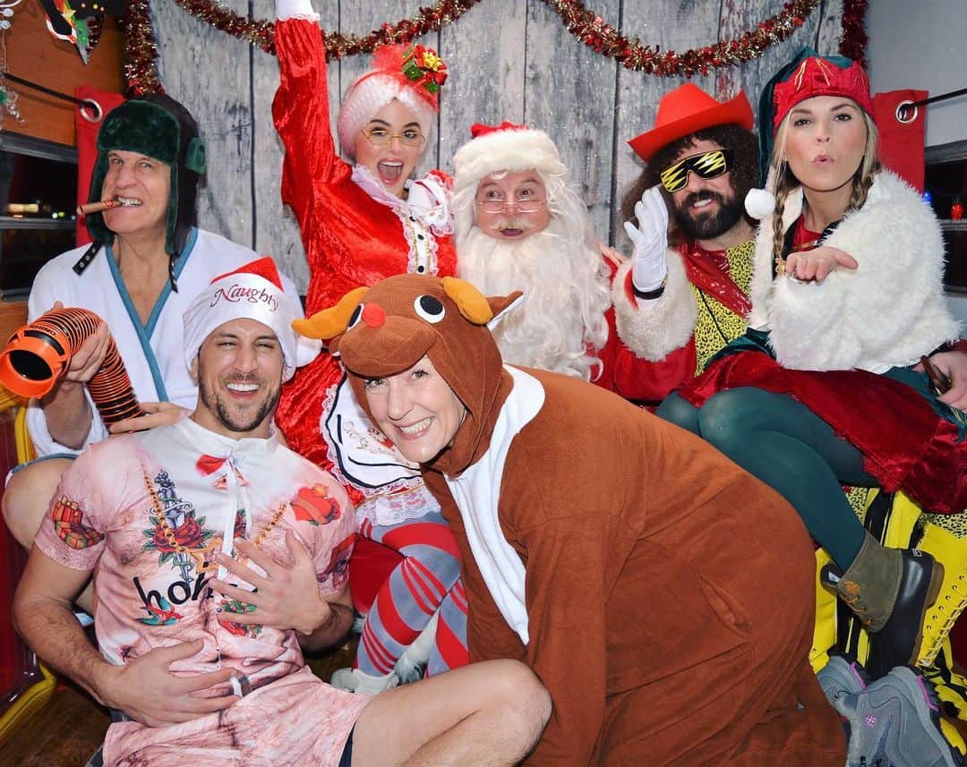 ジョーダン・ロジャースのインスタグラム：「Today marks the day in my mind Christmas is officially over and I have to trade in my sweatpants for actual clothes (sigh)...Also, may boycott Christmas next year unless Santa takes his hands off my Mrs. Claus 🤨👊🏽 Happy Holidays and here’s to a 2020 with less body hair than my flesh toned man-romper 👍🏽」