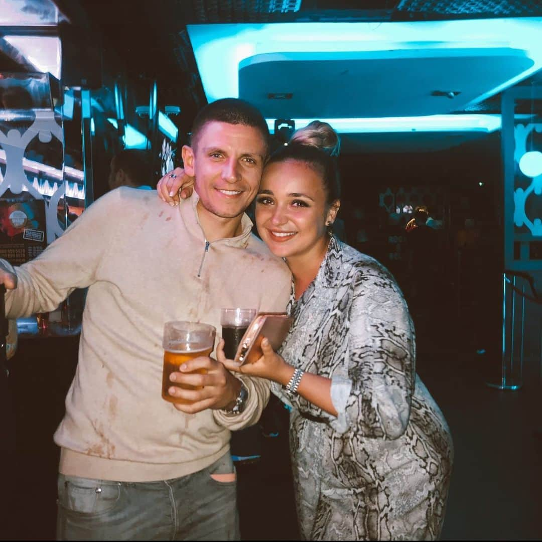 ローレン・プラットのインスタグラム：「Happy 26th Birthday to my babe🥰 Here’s to many more photos like this (maybe with less drink down your top)🤪」